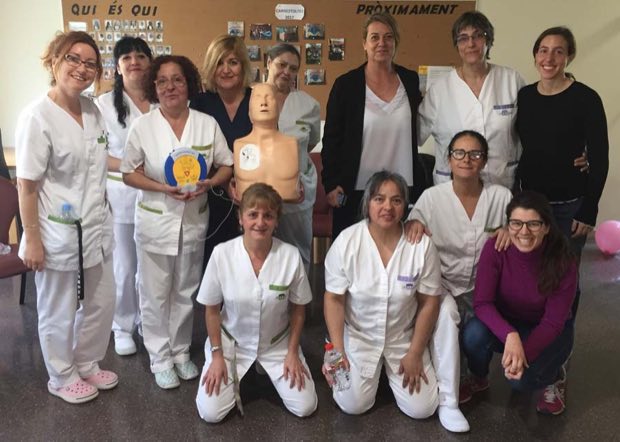 Grupo de personas al terminar una sesión de formación en RCP y uso de DEA