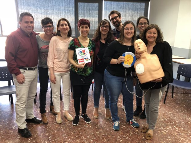 Grupo de personas al terminar una sesión de formación en RCP y uso de DEA