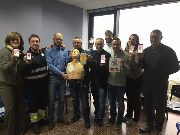 Grupo de personas al terminar una sesión de formación en RCP y uso de DEA