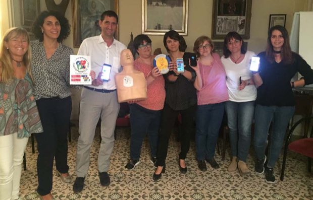 Grupo de personas al terminar una sesión de formación en RCP y uso de DEA