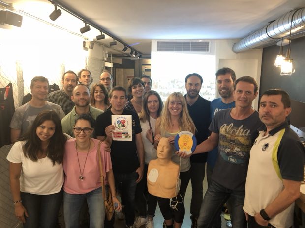 Grupo de personas al terminar una sesión de formación en RCP y uso de DEA