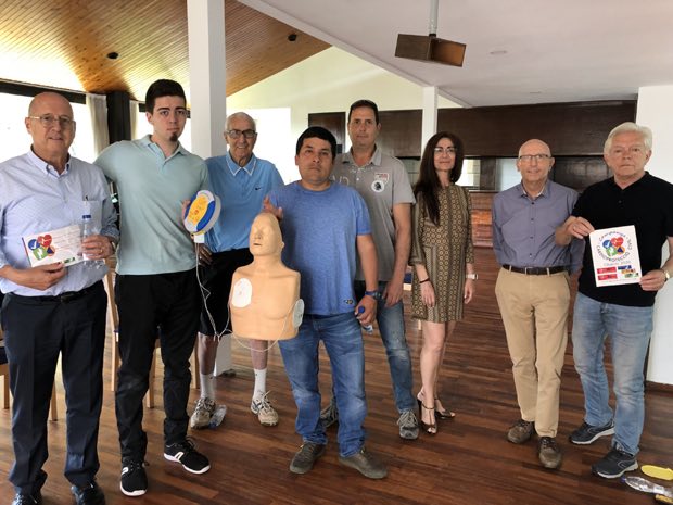Grupo de personas al terminar una sesión de formación en RCP y uso de DEA