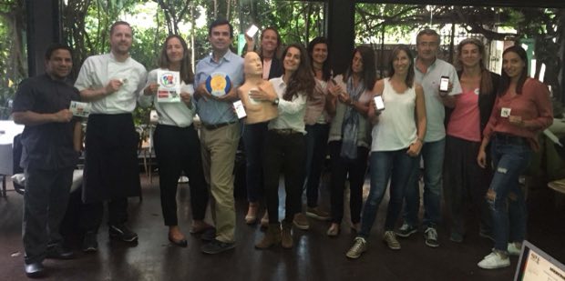 Grupo de personas al terminar una sesión de formación en RCP y uso de DEA