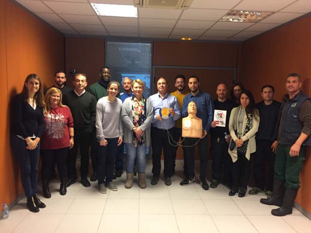 Grupo de personas al terminar una sesión de formación en RCP y uso de DEA