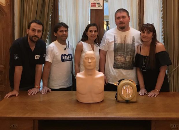 Grupo de personas al terminar una sesión de formación en RCP y uso de DEA