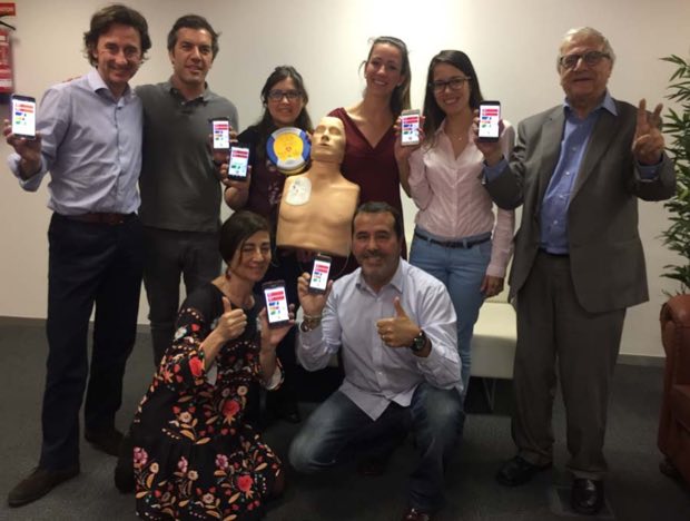 Grupo de personas al terminar una sesión de formación en RCP y uso de DEA