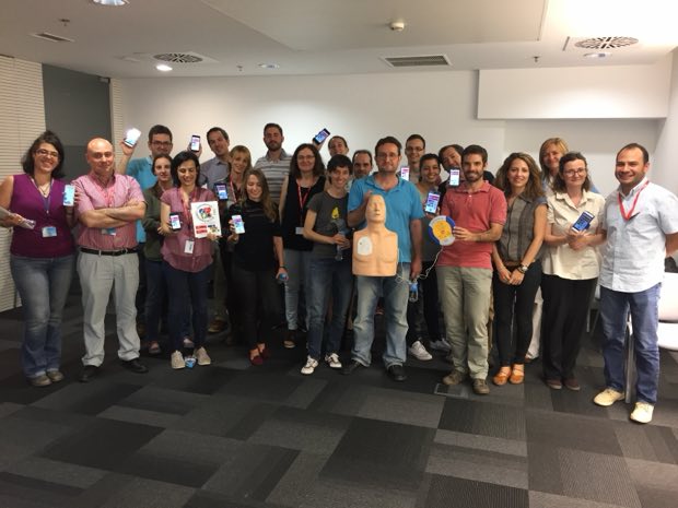 Grupo de personas al terminar una sesión de formación en RCP y uso de DEA
