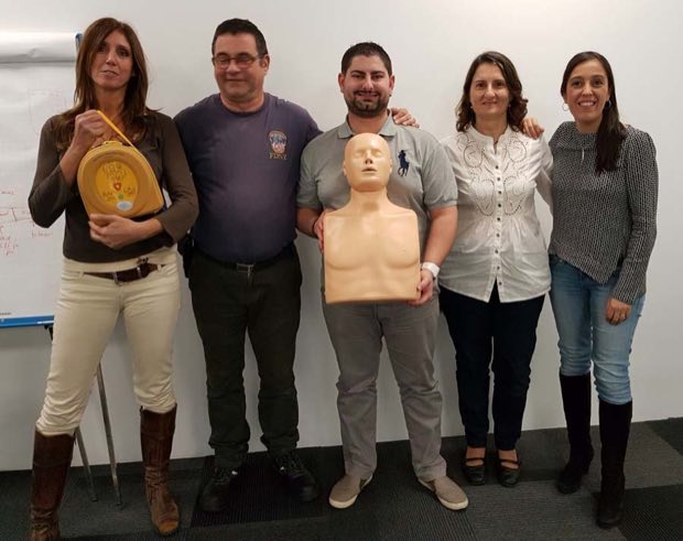 Grupo de personas al terminar una sesión de formación en RCP y uso de DEA