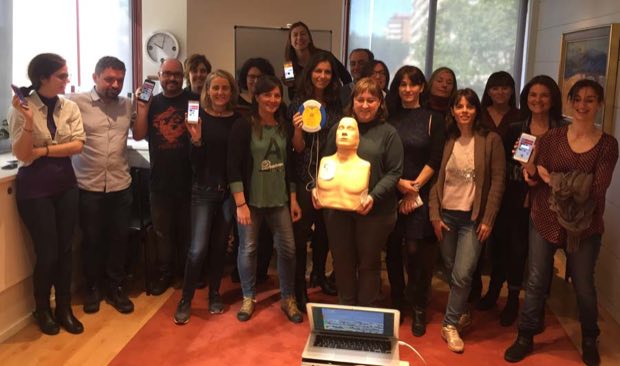 Grupo de personas al terminar una sesión de formación en RCP y uso de DEA