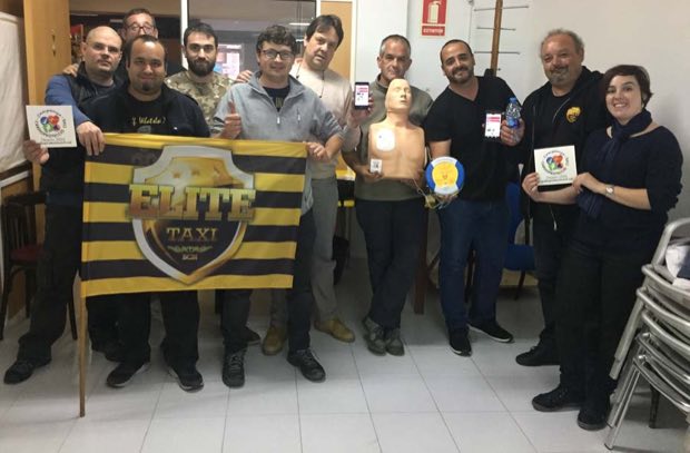 Grupo de personas al terminar una sesión de formación en RCP y uso de DEA