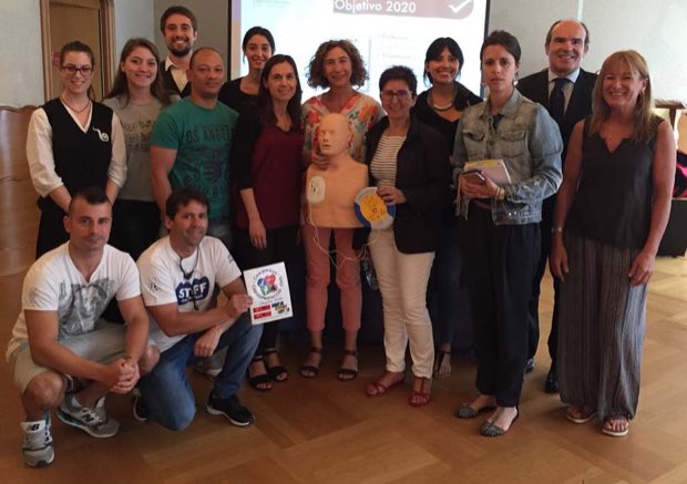 Grupo de personas al terminar una sesión de formación en RCP y uso de DEA