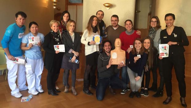 Grupo de personas al terminar una sesión de formación en RCP y uso de DEA
