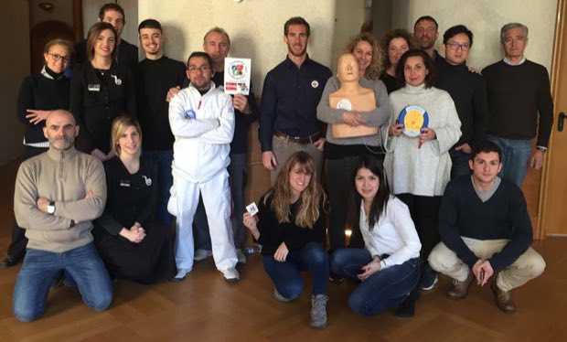 Grupo de personas al terminar una sesión de formación en RCP y uso de DEA