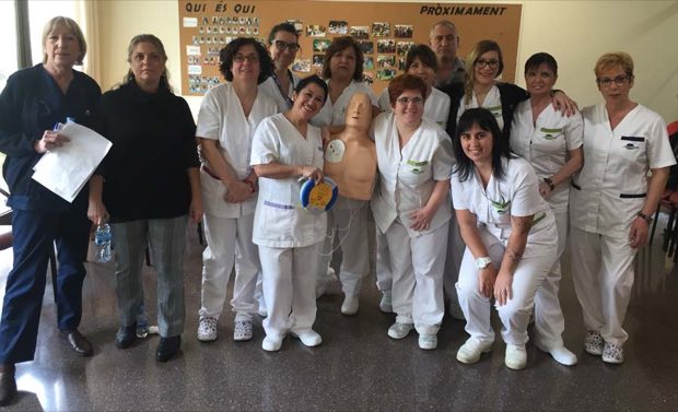 Grupo de personas al terminar una sesión de formación en RCP y uso de DEA