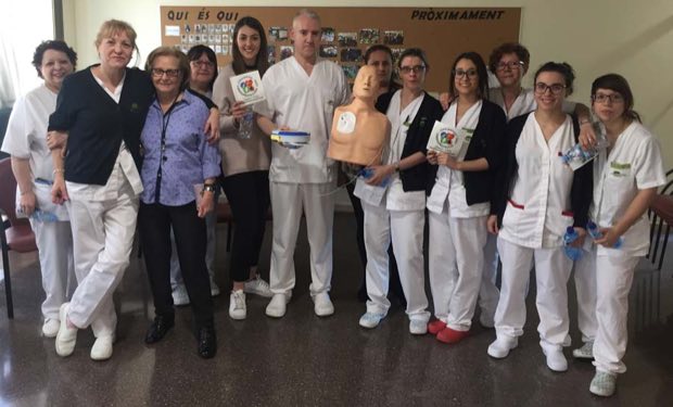 Grupo de personas al terminar una sesión de formación en RCP y uso de DEA