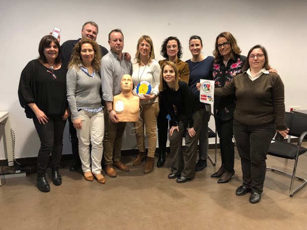 Grupo de personas al terminar una sesión de formación en RCP y uso de DEA