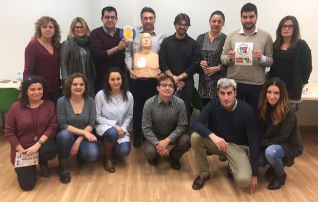 Grupo de personas al terminar una sesión de formación en RCP y uso de DEA