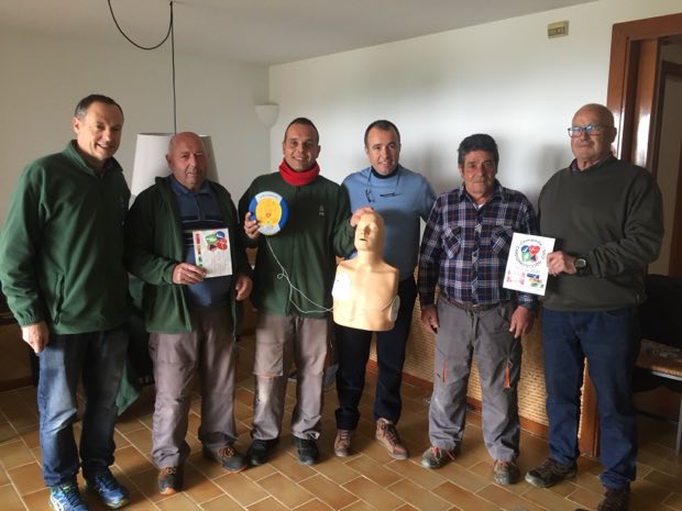 Grupo de personas al terminar una sesión de formación en RCP y uso de DEA