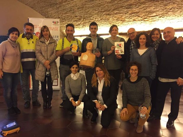 Grupo de personas al terminar una sesión de formación en RCP y uso de DEA