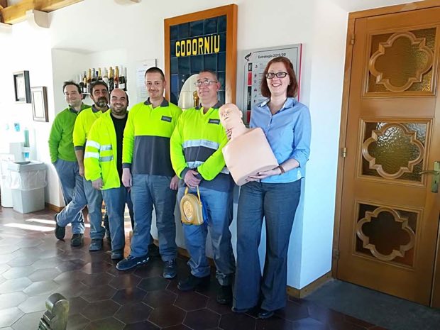 Grupo de personas al terminar una sesión de formación en RCP y uso de DEA