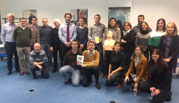 Grupo de personas al terminar una sesión de formación en RCP y uso de DEA