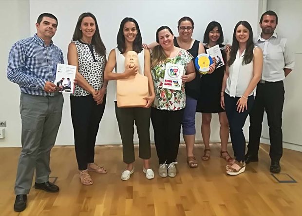 Grupo de personas al terminar una sesión de formación en RCP y uso de DEA