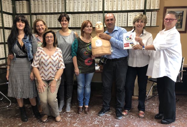 Grupo de personas al terminar una sesión de formación en RCP y uso de DEA