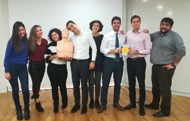 Grupo de personas al terminar una sesión de formación en RCP y uso de DEA