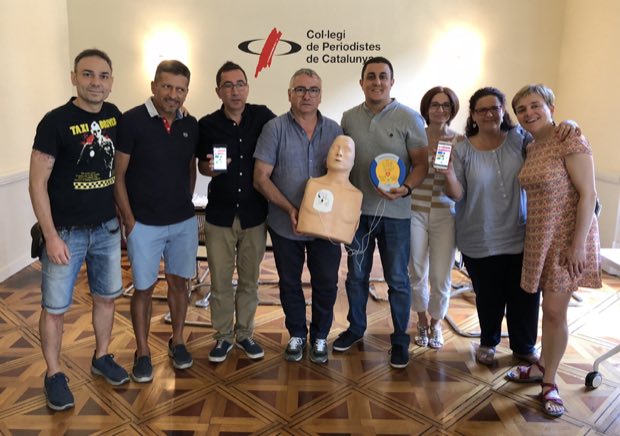Grupo de personas al terminar una sesión de formación en RCP y uso de DEA