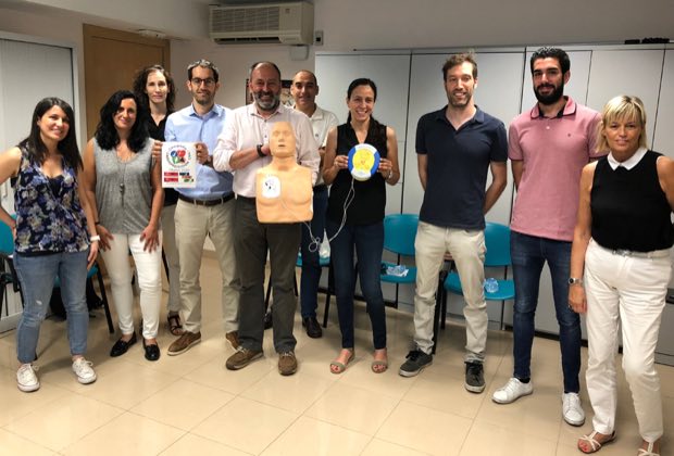 Grupo de personas al terminar una sesión de formación en RCP y uso de DEA
