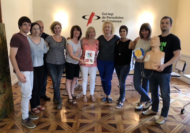 Grupo de personas al terminar una sesión de formación en RCP y uso de DEA