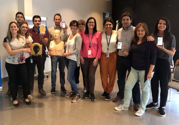 Grupo de personas al terminar una sesión de formación en RCP y uso de DEA