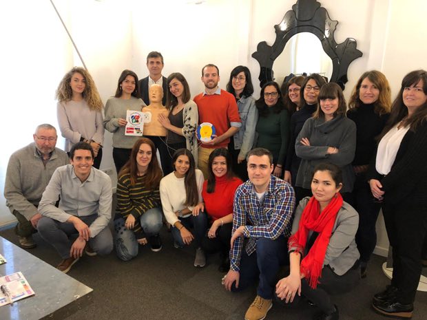 Grupo de personas al terminar una sesión de formación en RCP y uso de DEA