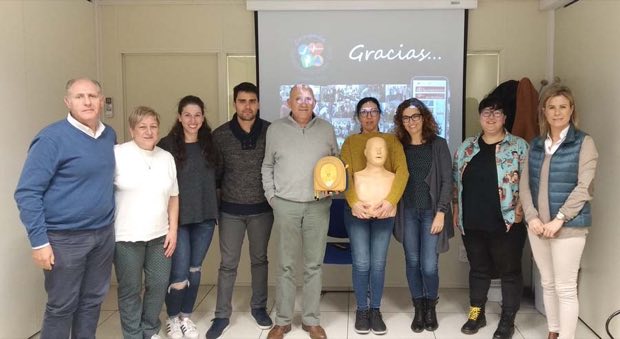 Grupo de personas al terminar una sesión de formación en RCP y uso de DEA
