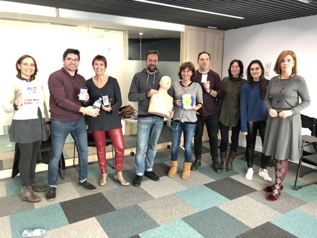 Grupo de personas al terminar una sesión de formación en RCP y uso de DEA