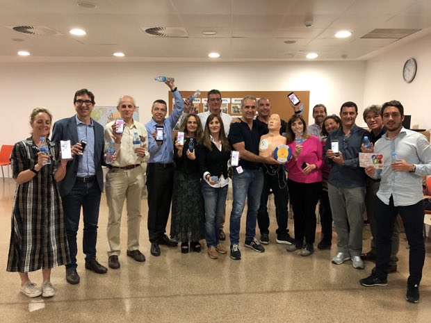 Grupo de personas al terminar una sesión de formación en RCP y uso de DEA