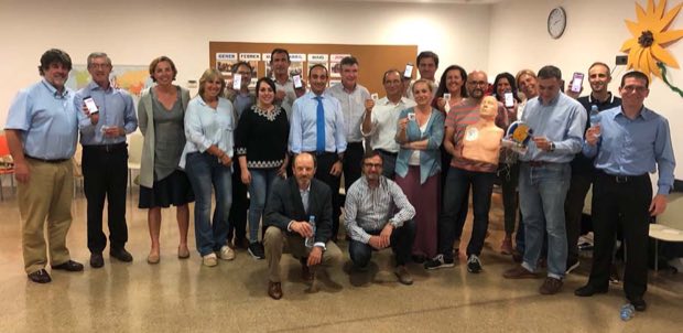 Grupo de personas al terminar una sesión de formación en RCP y uso de DEA