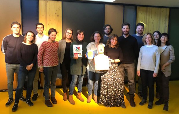 Grupo de personas al terminar una sesión de formación en RCP y uso de DEA