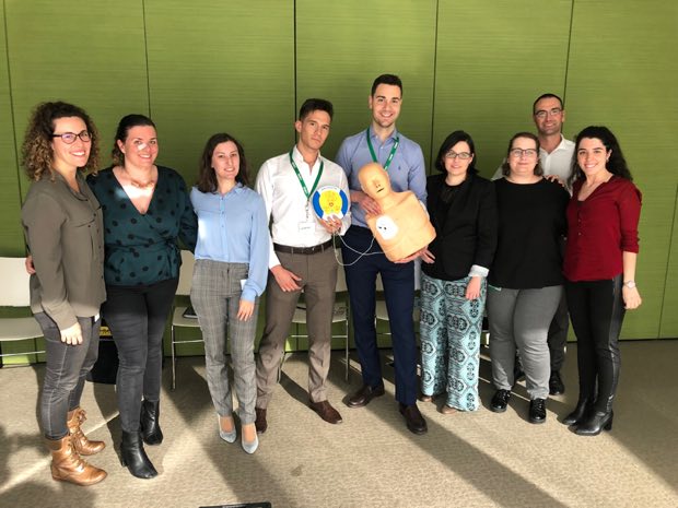 Grupo de personas al terminar una sesión de formación en RCP y uso de DEA