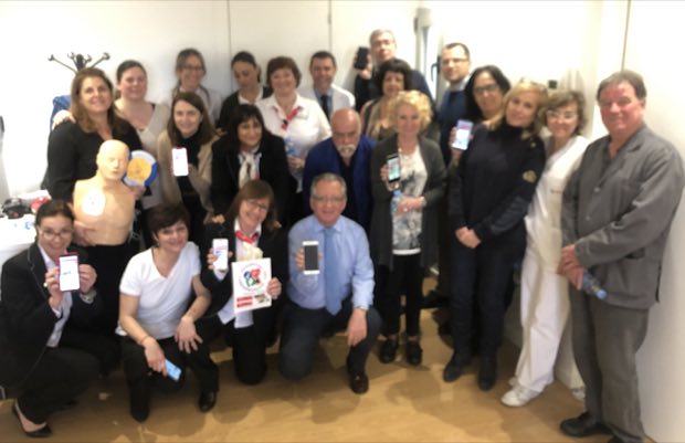 Grupo de personas al terminar una sesión de formación en RCP y uso de DEA