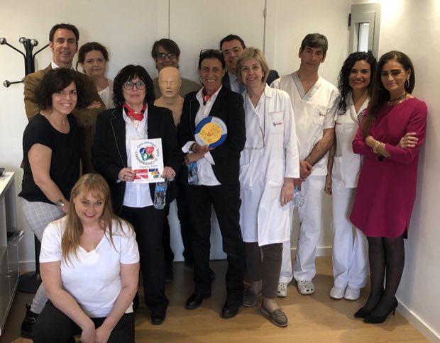 Grupo de personas al terminar una sesión de formación en RCP y uso de DEA