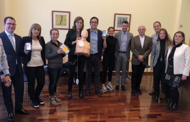 Grupo de personas al terminar una sesión de formación en RCP y uso de DEA