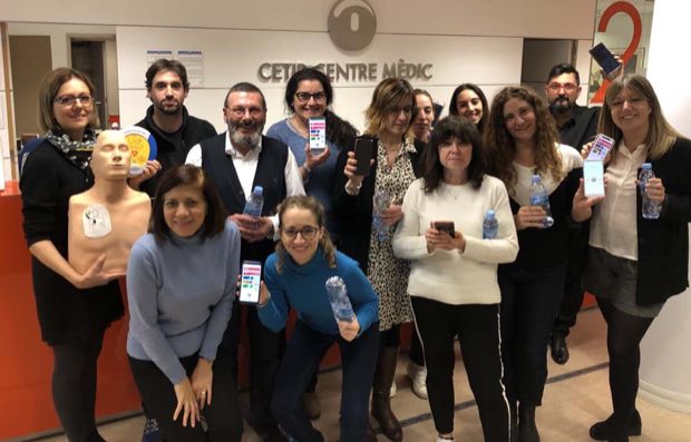 Grupo de personas al terminar una sesión de formación en RCP y uso de DEA