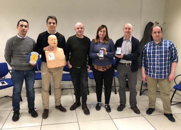 Grupo de personas al terminar una sesión de formación en RCP y uso de DEA
