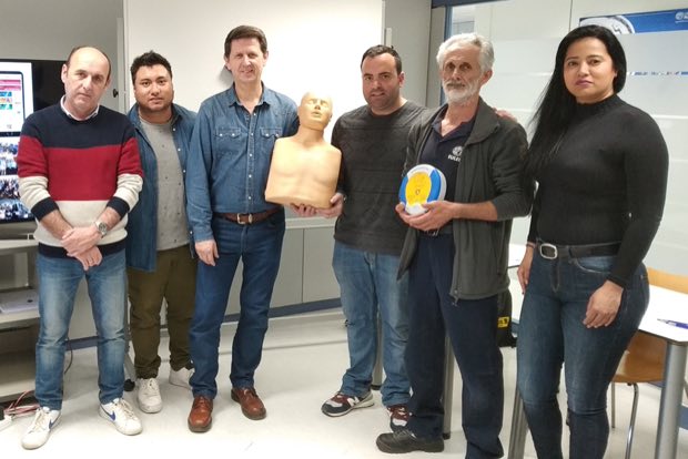 Grupo de personas al terminar una sesión de formación en RCP y uso de DEA