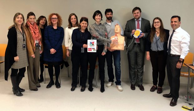 Grupo de personas al terminar una sesión de formación en RCP y uso de DEA