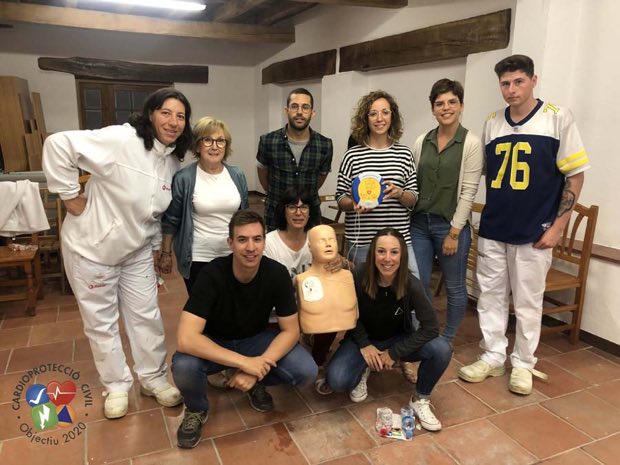 Grupo de personas al terminar una sesión de formación en RCP y uso de DEA