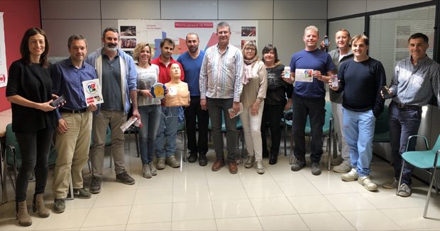 Grupo de personas al terminar una sesión de formación en RCP y uso de DEA