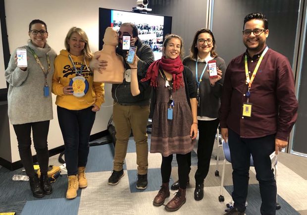Grupo de personas al terminar una sesión de formación en RCP y uso de DEA