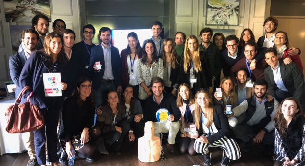 Grupo de personas al terminar una sesión de formación en RCP y uso de DEA